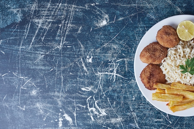 Pepite croccanti con bastoncini di patate e noodles.