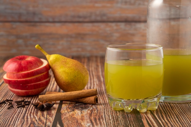 Pera verde e mela rossa con un bicchiere di succo
