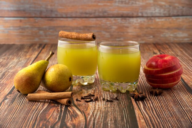 Pera verde e mela rossa con un bicchiere di succo