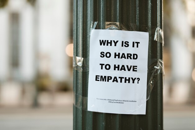Perché è così difficile avere empatia, volantino su un palo nel centro di Los Angeles. 1 LUGLIO 2020, LOS ANGELES, USA