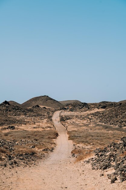 Percorso sabbioso nella valle rocciosa su Isla de Lobos