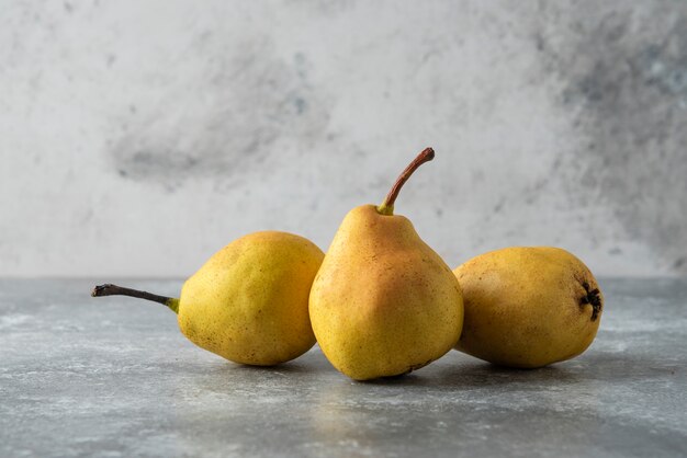 Pere gialle in magazzino sulla tavola di cemento.