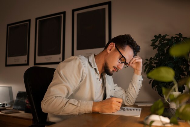 Persona adulta che lavora a tarda notte da casa