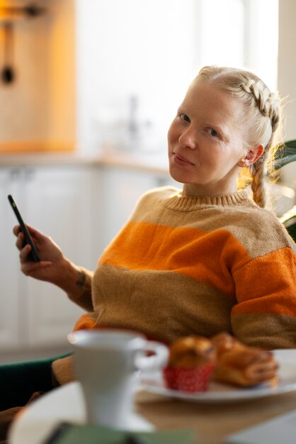 Persona albina a casa che fa attività