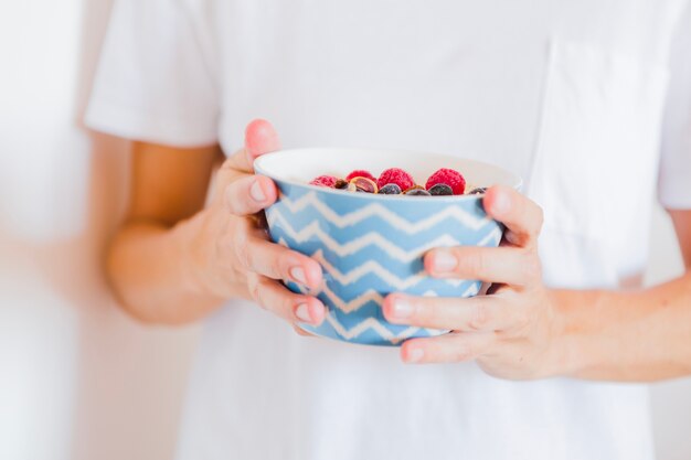 Persona anonima con una sana colazione