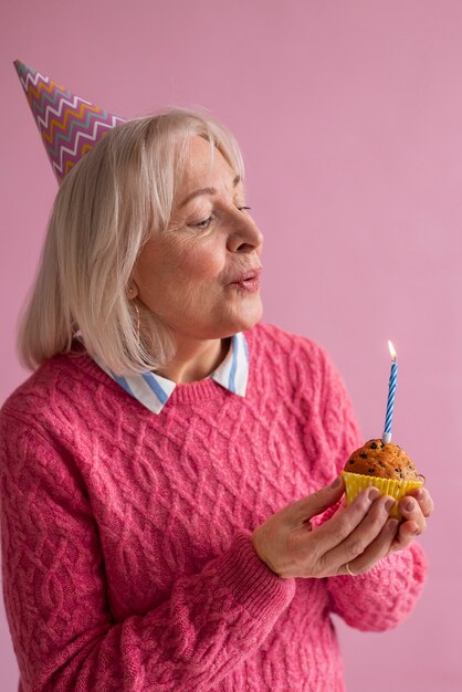 Persona anziana che festeggia il proprio compleanno