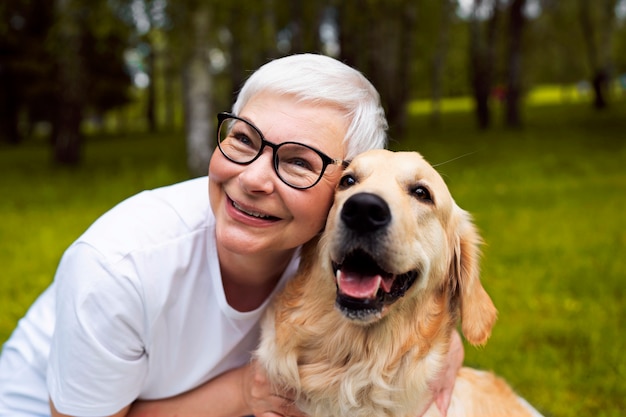 Persona anziana che trascorre del tempo con i propri animali domestici