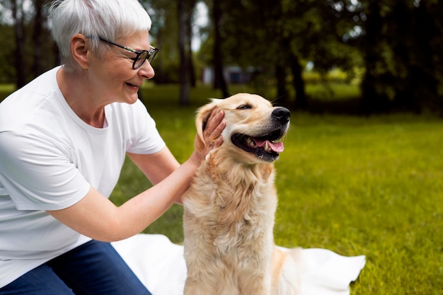 Persona anziana che trascorre del tempo con i propri animali domestici