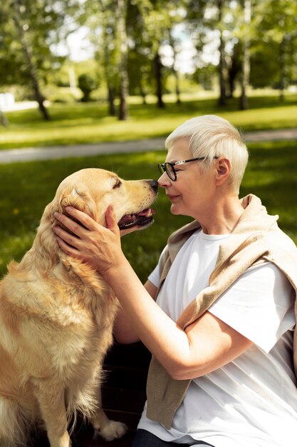 Persona anziana che trascorre del tempo con i propri animali domestici