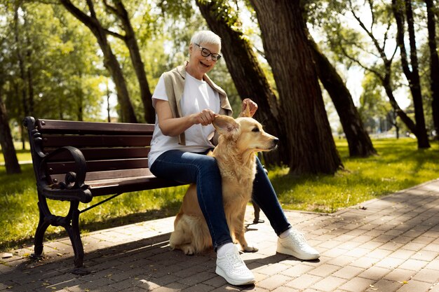 Persona anziana che trascorre del tempo con i propri animali domestici