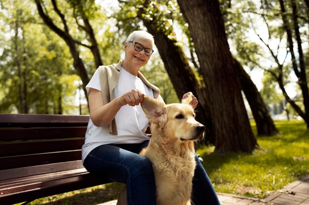 Persona anziana che trascorre del tempo con i propri animali domestici