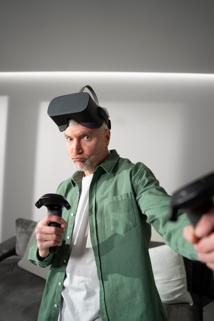 Persona anziana che utilizza il set vr per l'immersione nel gioco