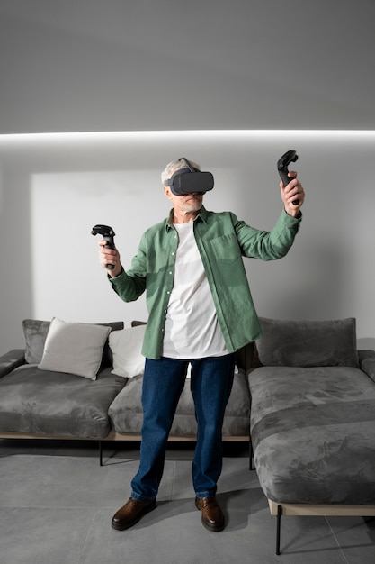 Persona anziana che utilizza il set vr per l'immersione nel gioco