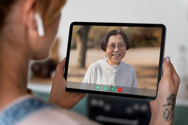 Foto gratuito persona anziana che utilizza la funzione di videochiamata sul proprio dispositivo