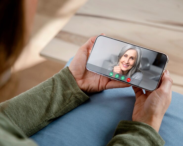 Foto gratuito persona anziana che utilizza la funzione di videochiamata sul proprio dispositivo