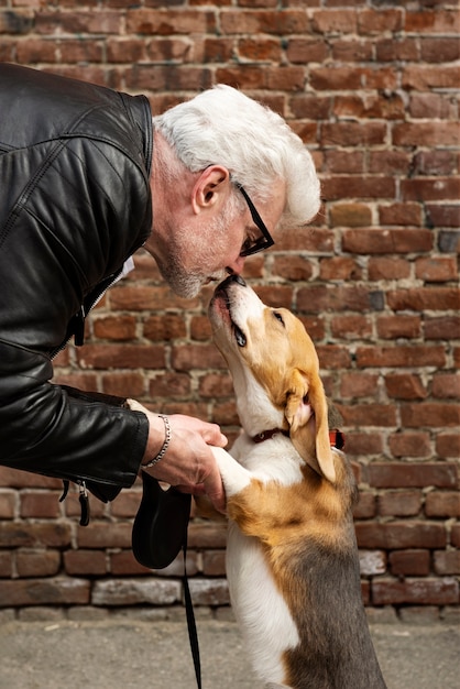 Persona anziana con il suo cane