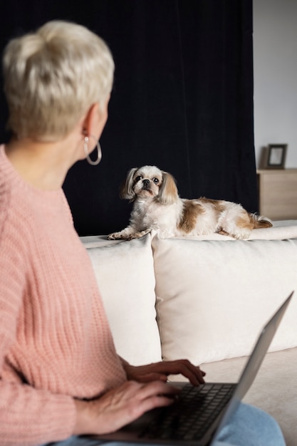 Persona anziana con il suo cane