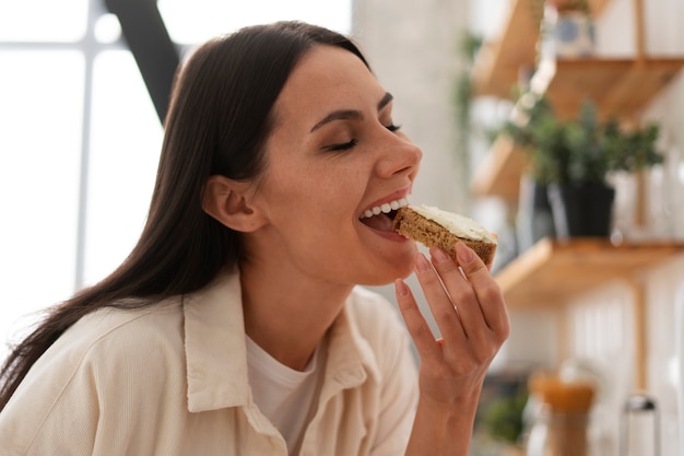 Persona autentica che mangia formaggio fresco