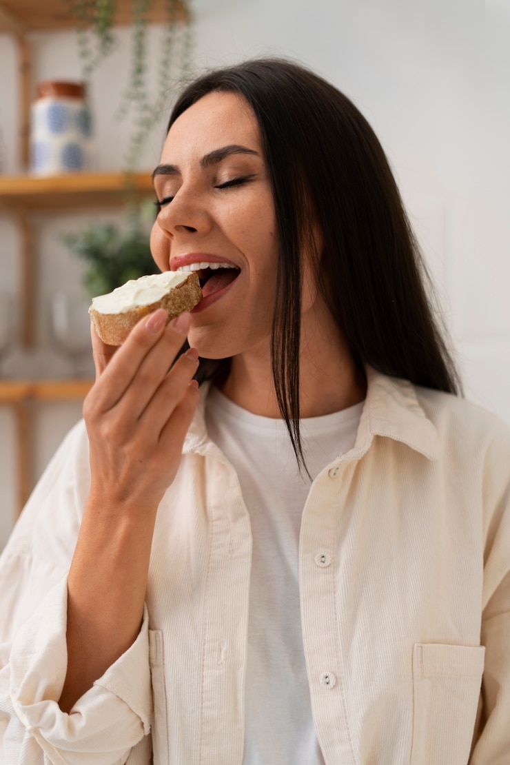 Foto gratuito persona autentica che mangia formaggio fresco