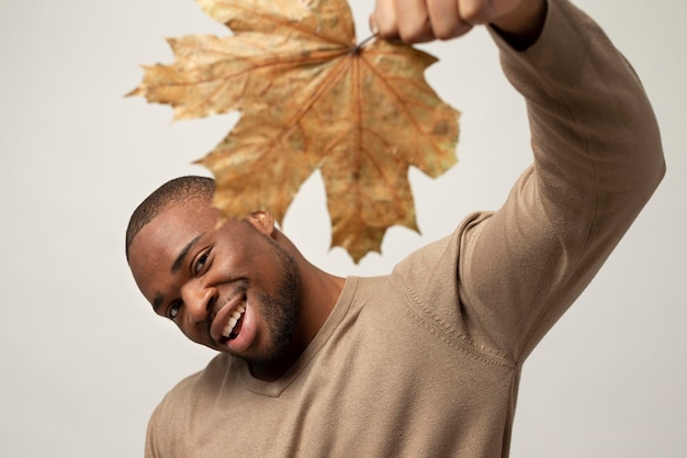 Persona autunnale con vestiti comodi