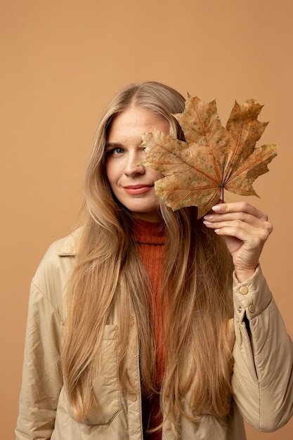 Persona autunnale con vestiti comodi