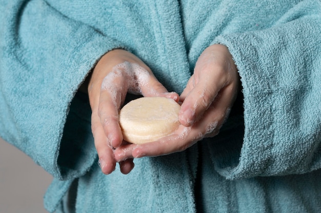 Persona caucasica che si lava le mani con il sapone