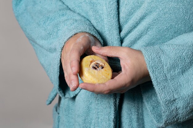 Persona caucasica che si lava le mani con il sapone