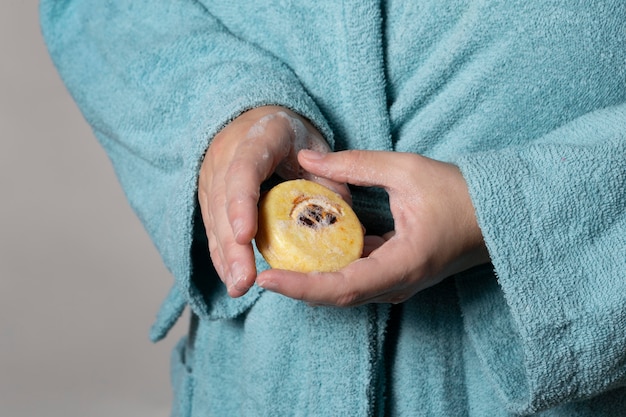 Persona caucasica che si lava le mani con il sapone