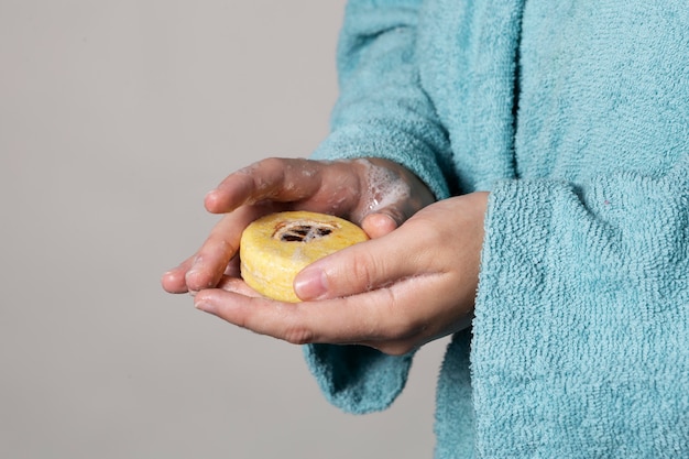 Persona caucasica che si lava le mani con il sapone