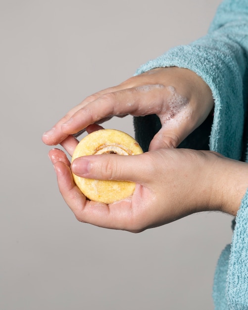 Persona caucasica che si lava le mani con il sapone