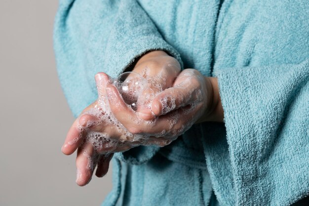 Persona caucasica che si lava le mani con il sapone
