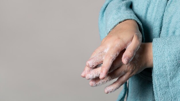 Persona caucasica che si lava le mani con il sapone