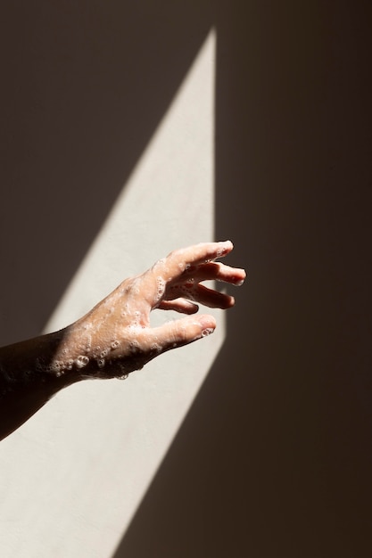 Persona caucasica che si lava le mani con il sapone