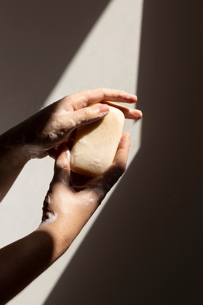 Persona caucasica che si lava le mani con il sapone
