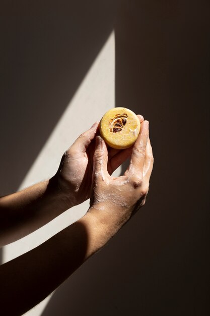 Persona caucasica che si lava le mani con il sapone