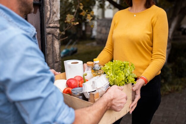 Persona che aiuta i vicini con il cibo