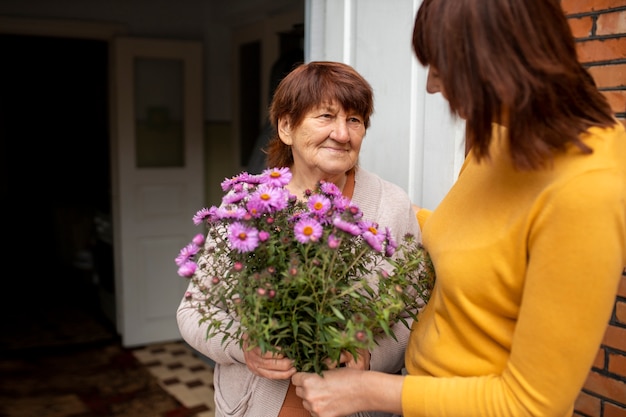 Persona che aiuta il vicino più anziano