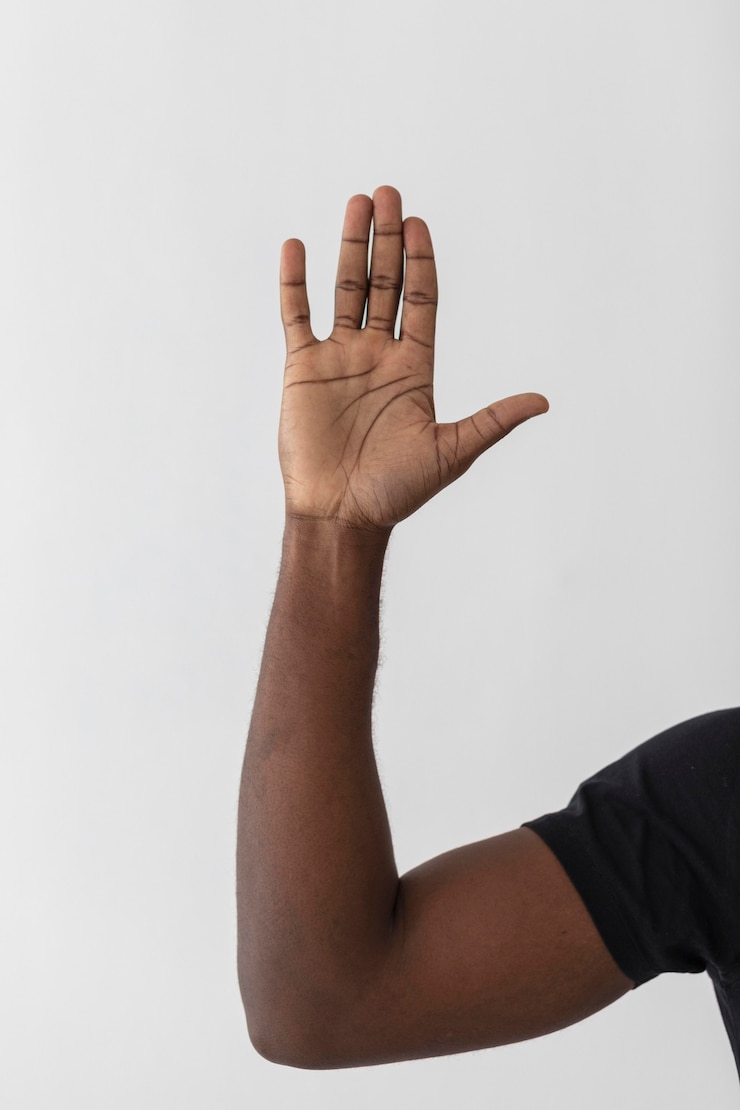 Foto gratuito persona che alza una mano in aria