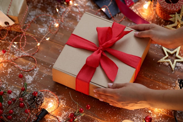 Persona che avvolge il regalo di Natale