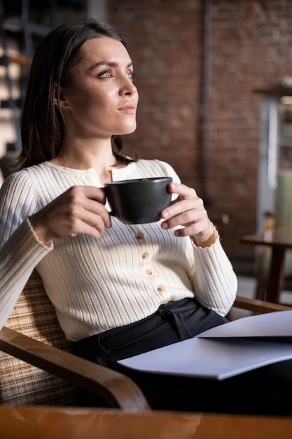 Persona che beve bevande durante la pausa