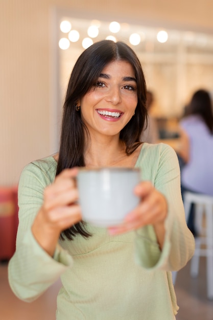 Persona che beve caffè nella spaziosa caffetteria