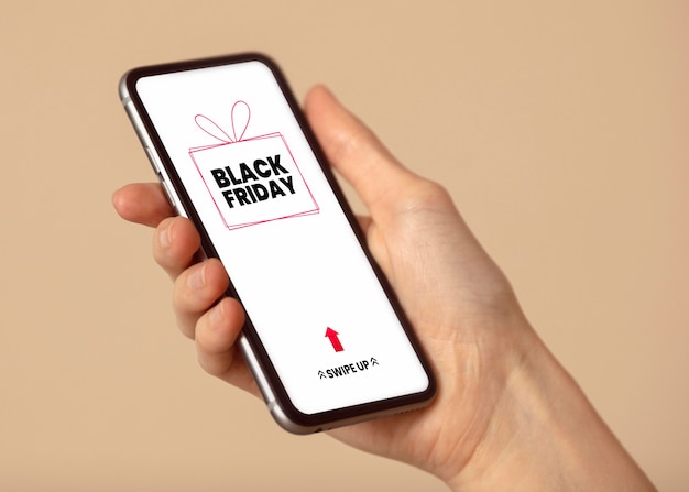 Persona che cerca i saldi del Black Friday su uno smartphone