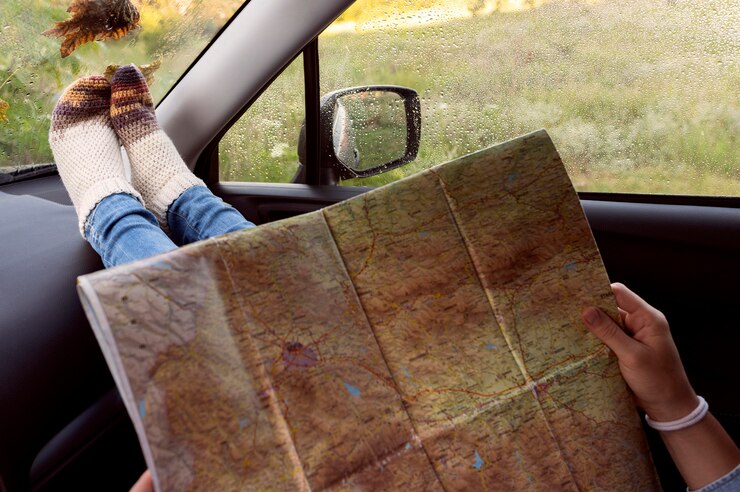 Foto gratuito persona che cerca su una mappa una nuova destinazione in autunno