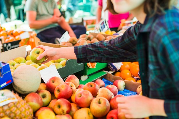 Persona che compra frutta e verdura