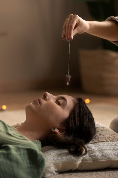 Persona che conduce la terapia reiki