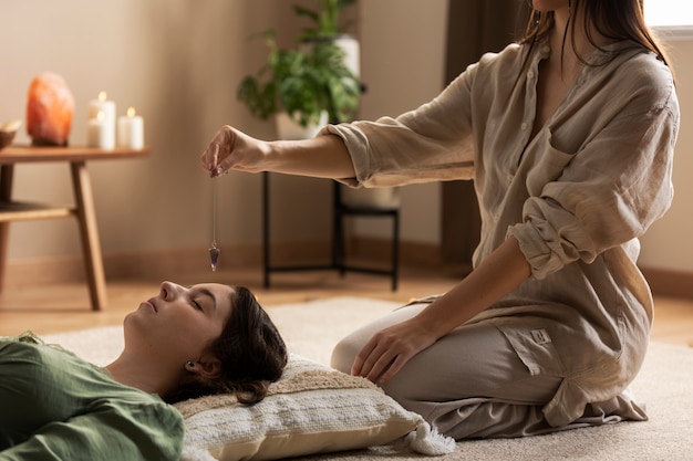 Persona che conduce la terapia reiki