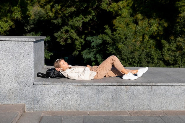 Persona che dorme che fa un pisolino