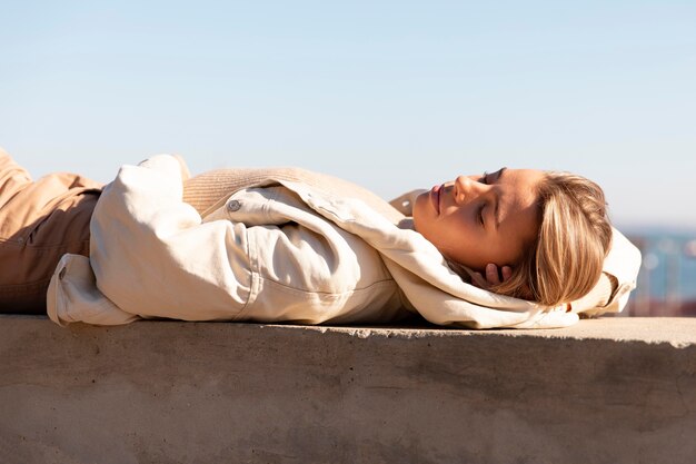 Persona che dorme che fa un pisolino