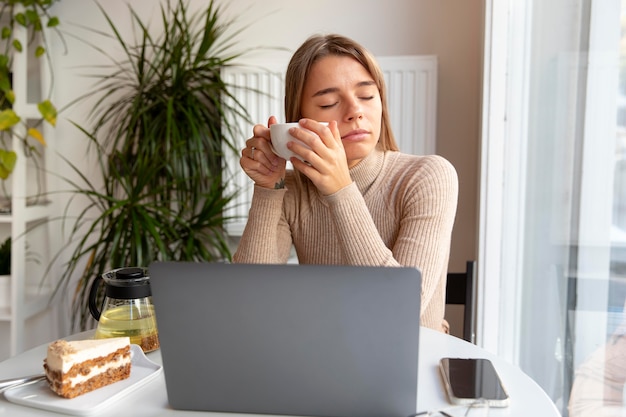 Persona che dorme che fa un pisolino