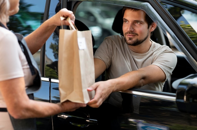 Persona che effettua un ordine a un cliente durante un ritiro a bordo strada